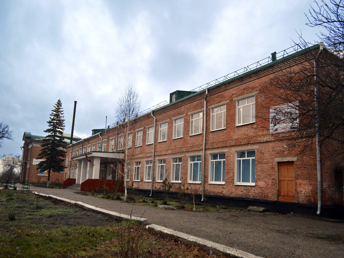 здание основной школы.